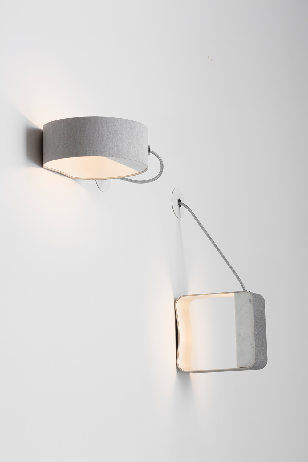 Petit Rond Eau de lumière LED wall lamp in grey nude fabric Marble