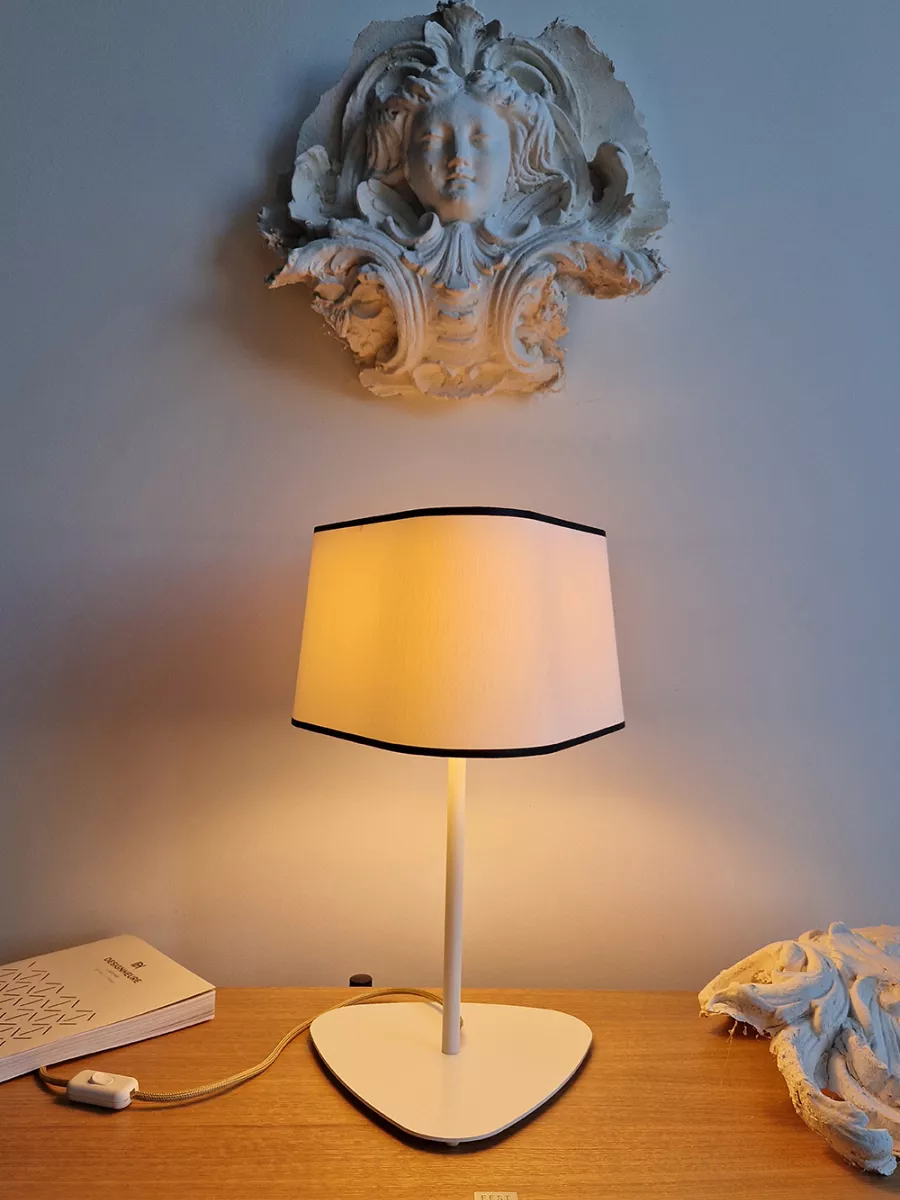 Lampe Moyen Nuage - Blanc bordure noire - Designheure