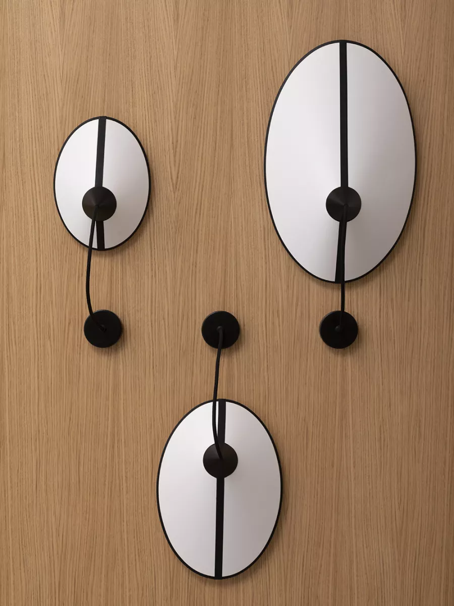 Wall lamp Moyen Shield - White with Black border - Designheure