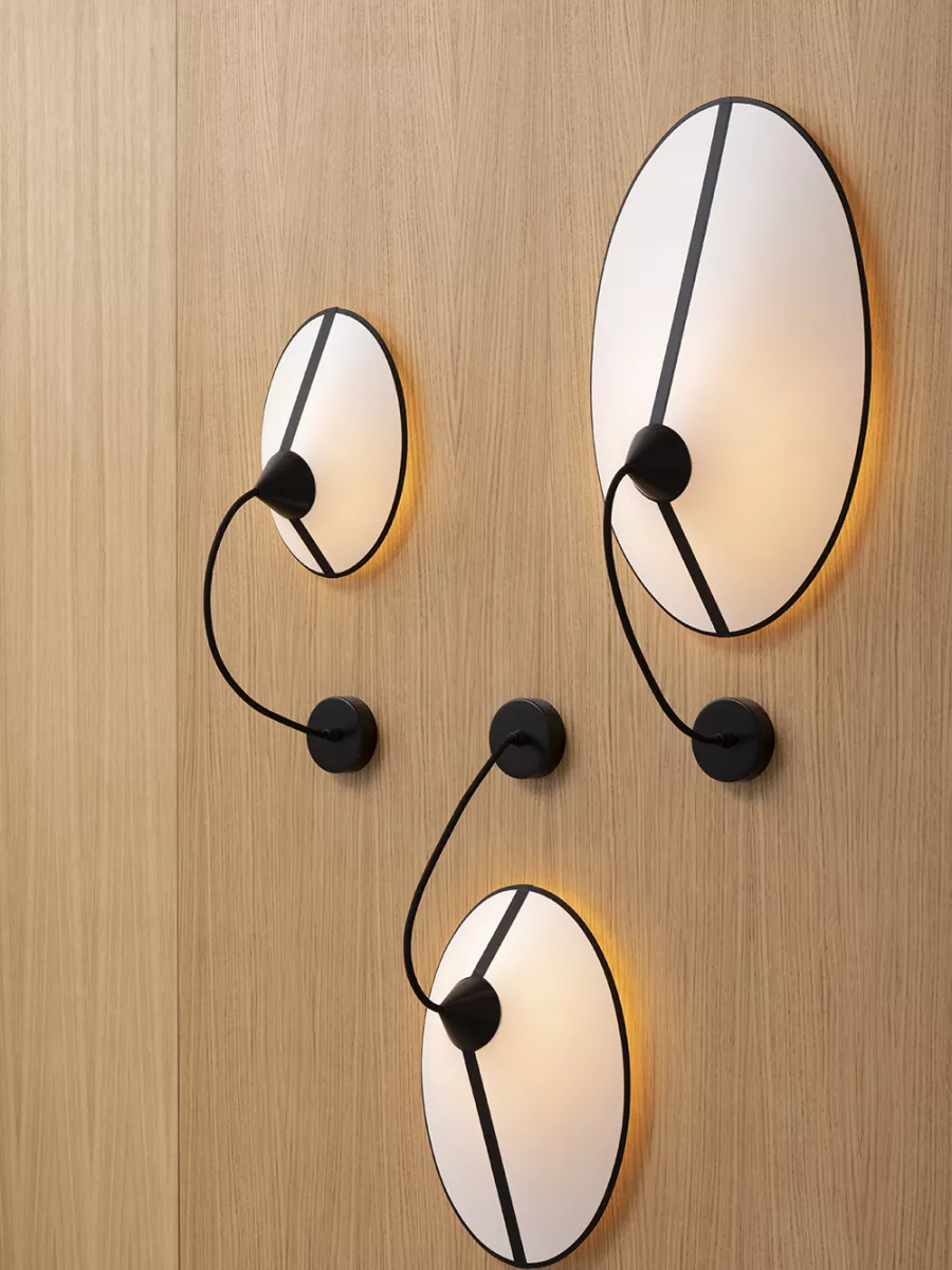 Wall lamp Moyen Shield - White with Black border - Designheure