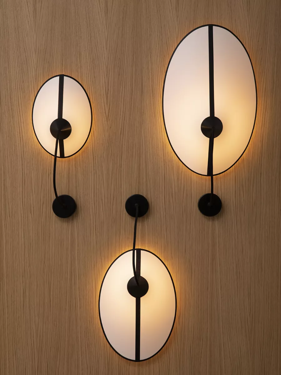 Wall lamp Moyen Shield - White with Black border - Designheure