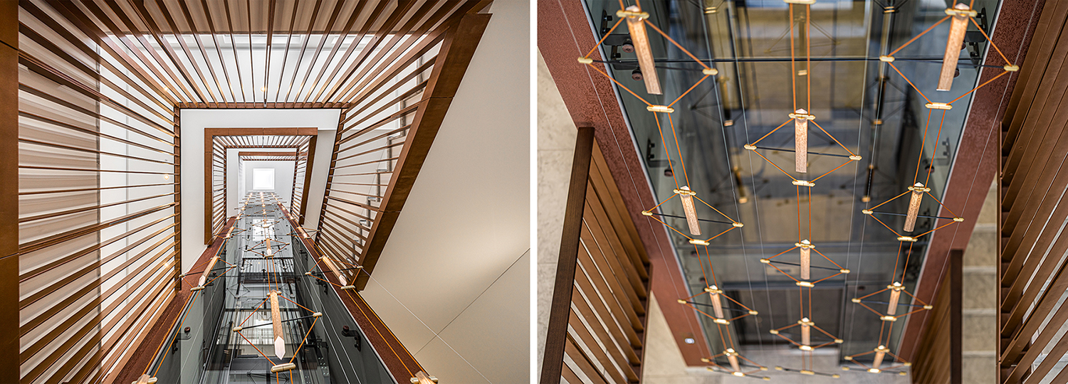 Luminaire de 11 m&egrave;tres de haut au centre d'un escalier dans une cage d'escalier avec ascenseur - Suspension Mozaik sur-mesure par DESIGNHEURE