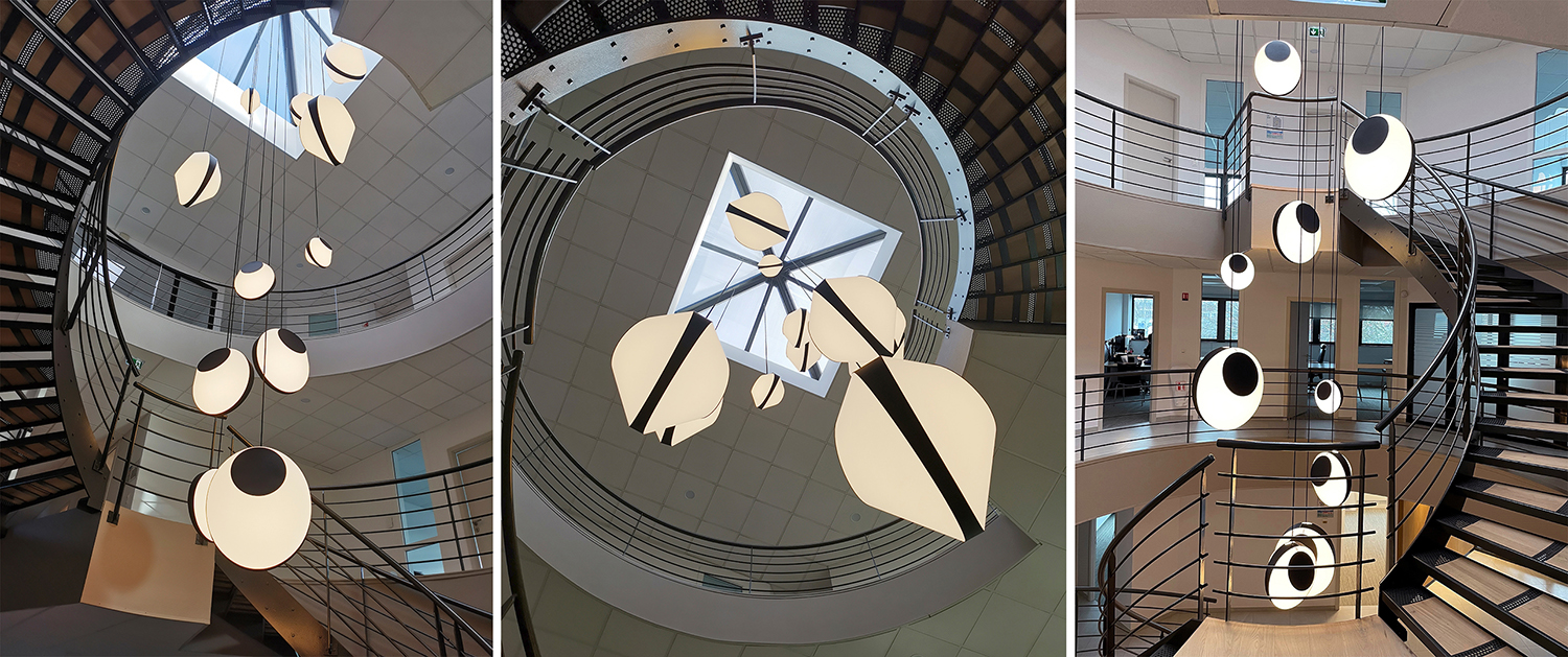 Lustre design pour escalier en spirale et install&eacute; sur un puit de lumi&egrave;re - Luminaire par DESIGNHEURE