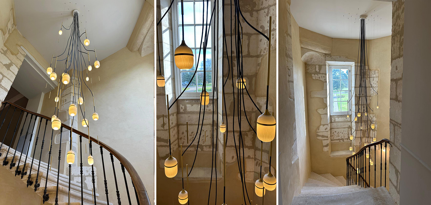 Lustre en porcelaine de Limoges et laiton pour un escalier de ch&acirc;teau en pierre - DESIGNHEURE